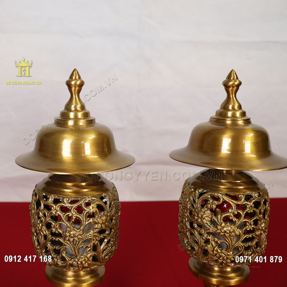Hoa văn tr&ecirc;n th&acirc;n đ&egrave;n được đ&ocirc;i b&agrave;n tay t&agrave;i hoa của c&aacute;c nghệ nh&acirc;n chạm khắc v&ocirc; c&ugrave;ng tinh tế